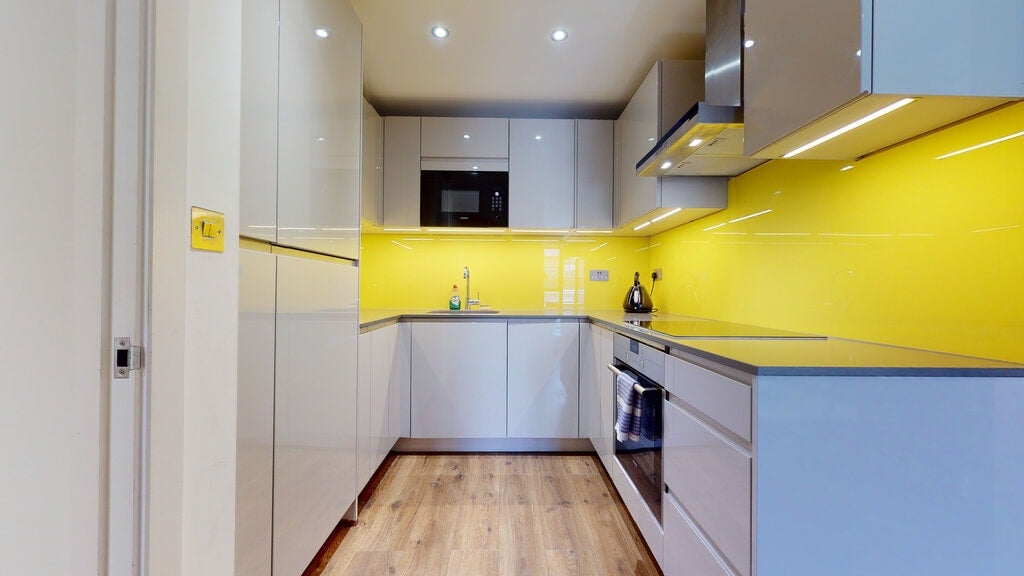 Flat Fairclough Street in Greater London