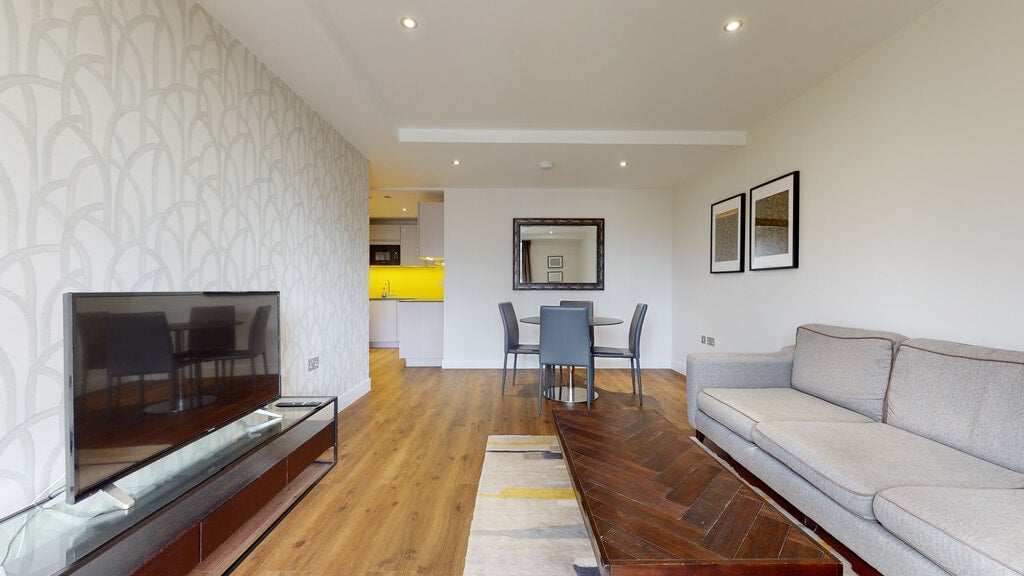 Flat Fairclough Street in Greater London
