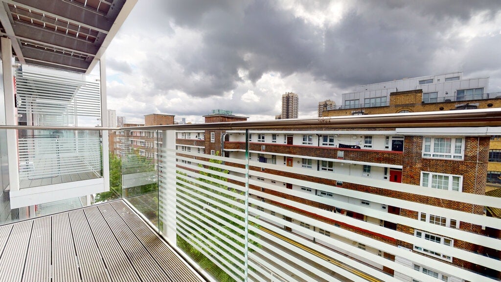 Flat Fairclough Street in Greater London