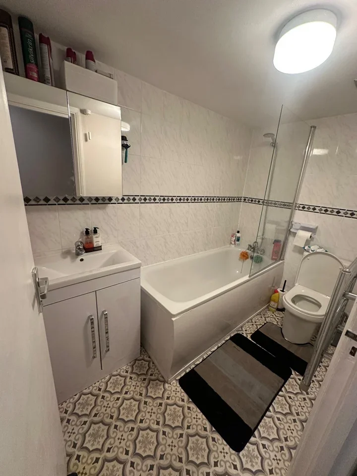 Room Gunnersbury Lane in Greater London
