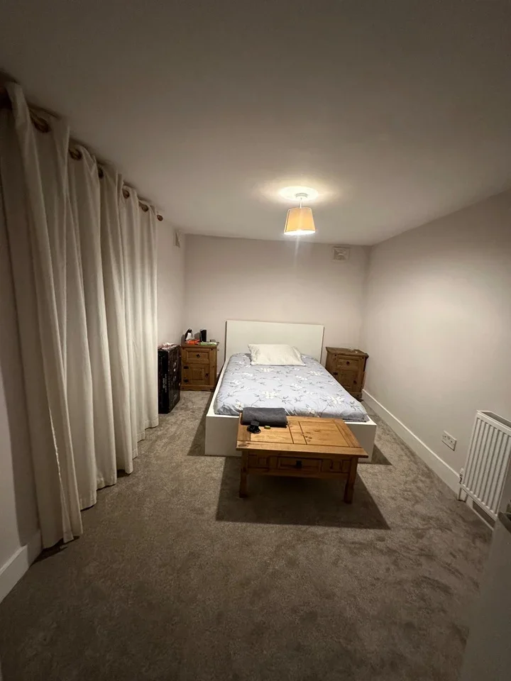 Room Gunnersbury Lane in Greater London