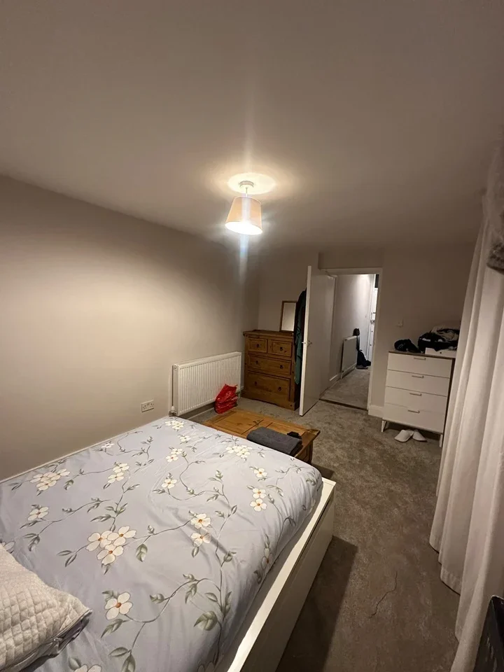 Room Gunnersbury Lane in Greater London