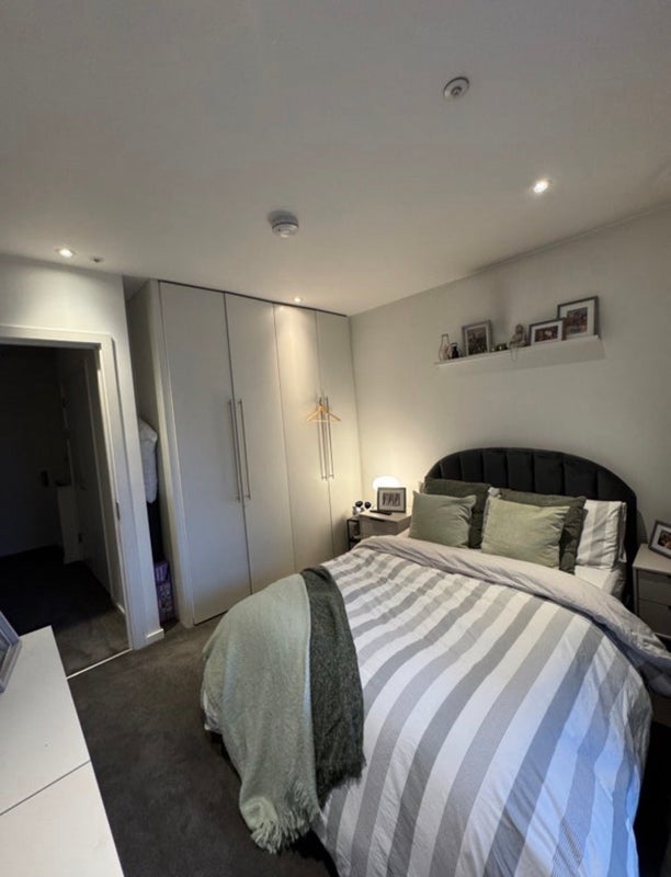 Flat De Coubertin Street in Greater London
