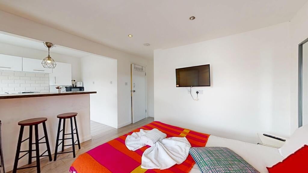 Flat Hogarth Road in Greater London
