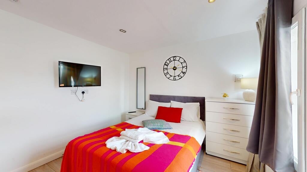 Flat Hogarth Road in Greater London