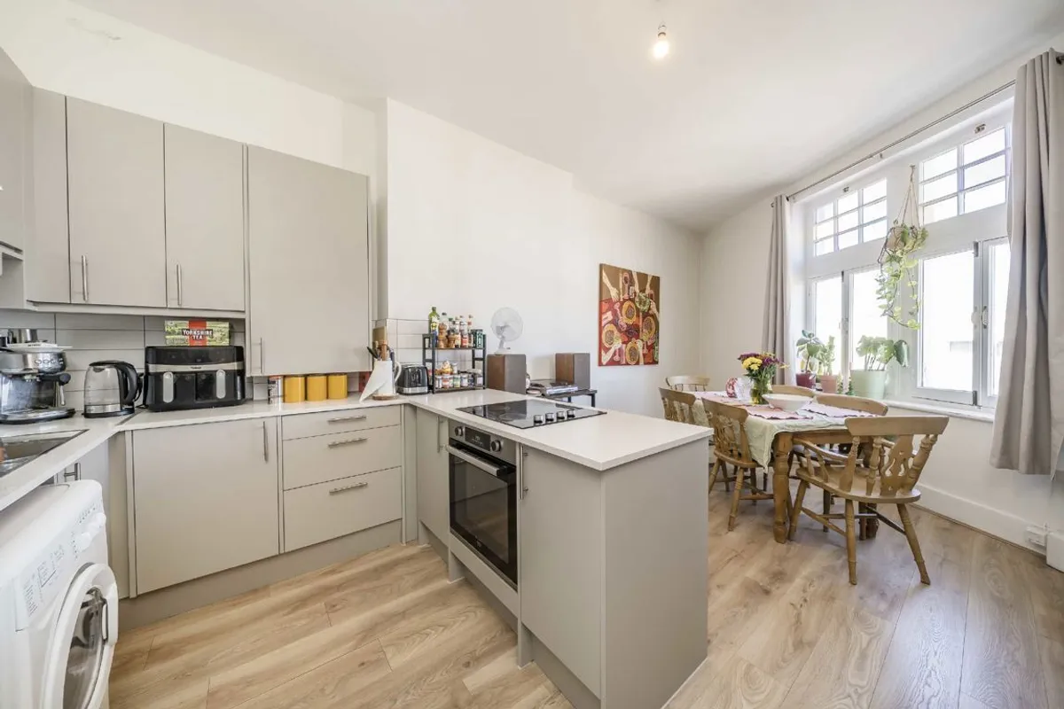 Flat Bedford Hill in Greater London
