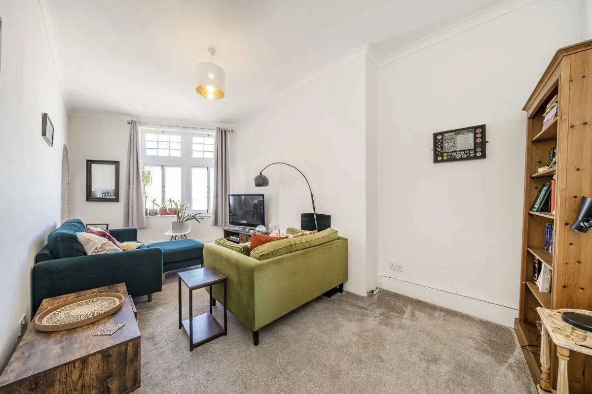 Flat Bedford Hill in Greater London