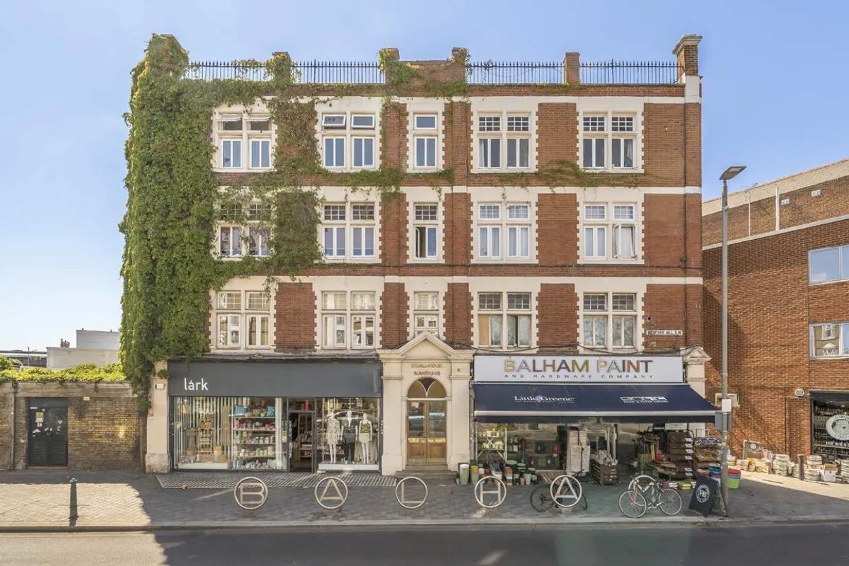 Flat Bedford Hill in Greater London