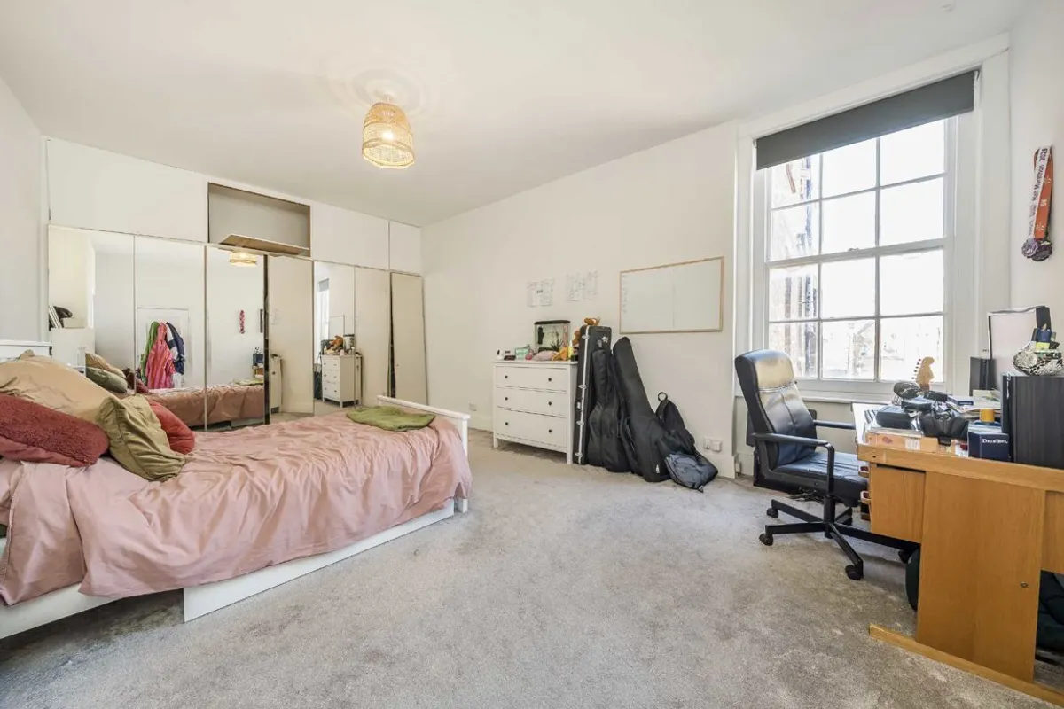 Flat Bedford Hill in Greater London