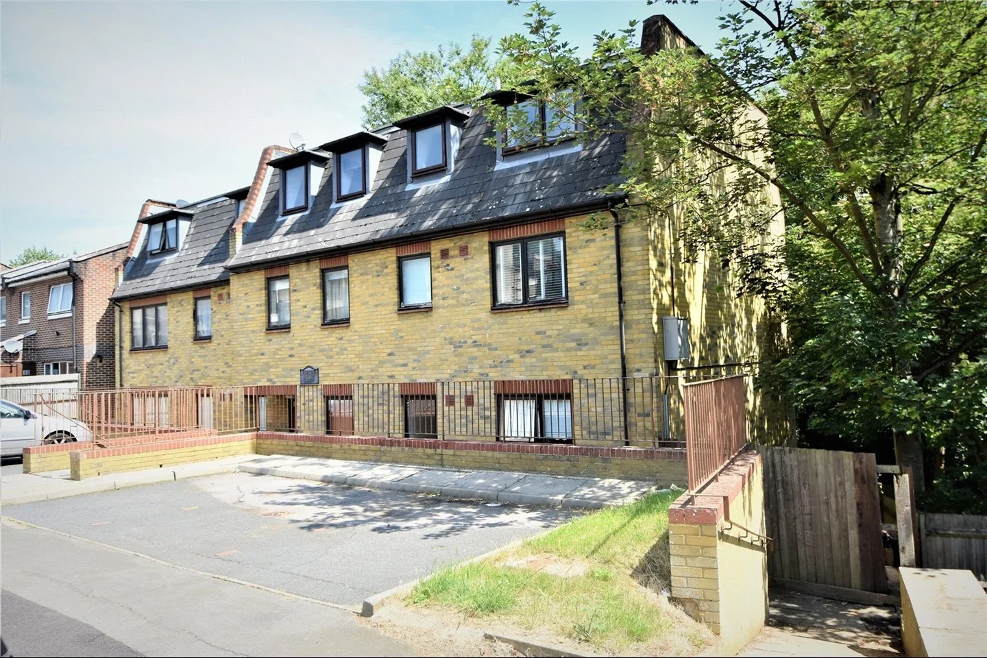 Flat Hawke Road in Greater London