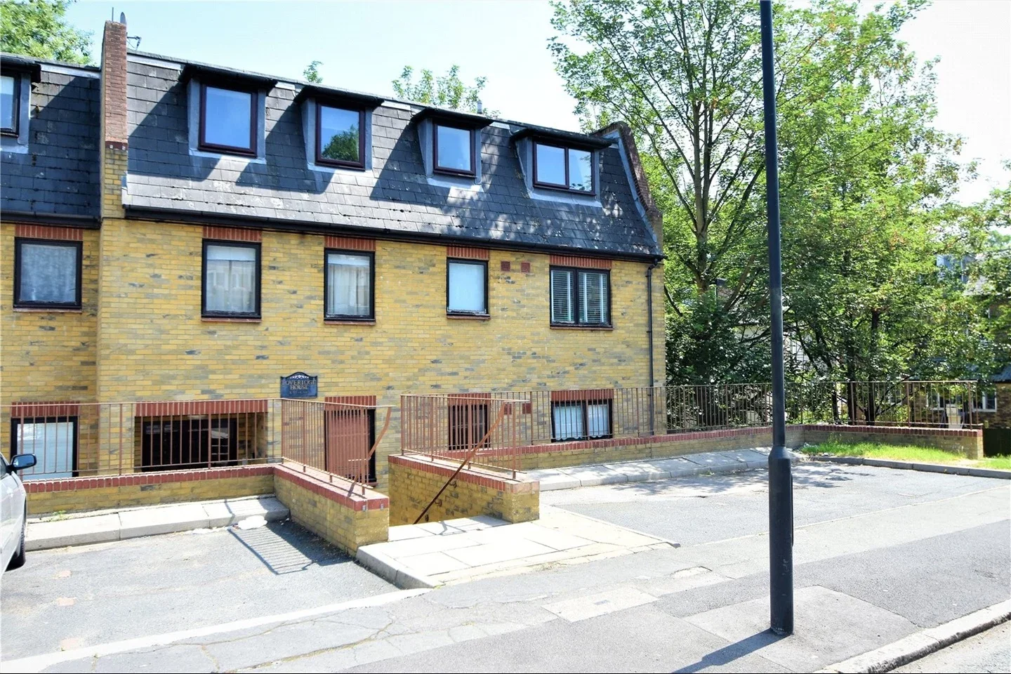 Flat Hawke Road in Greater London