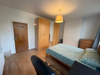 Room Dynevor Road in Greater London