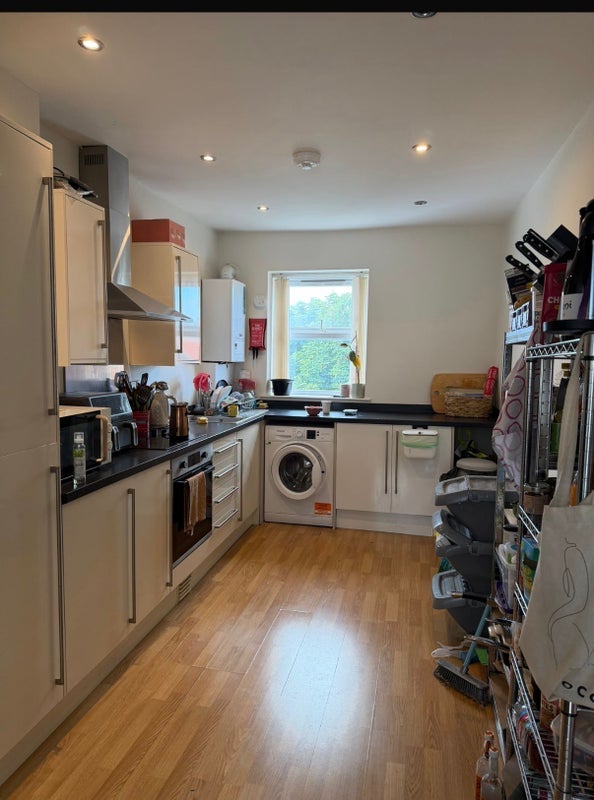 Room Luckwell Road in Bristol