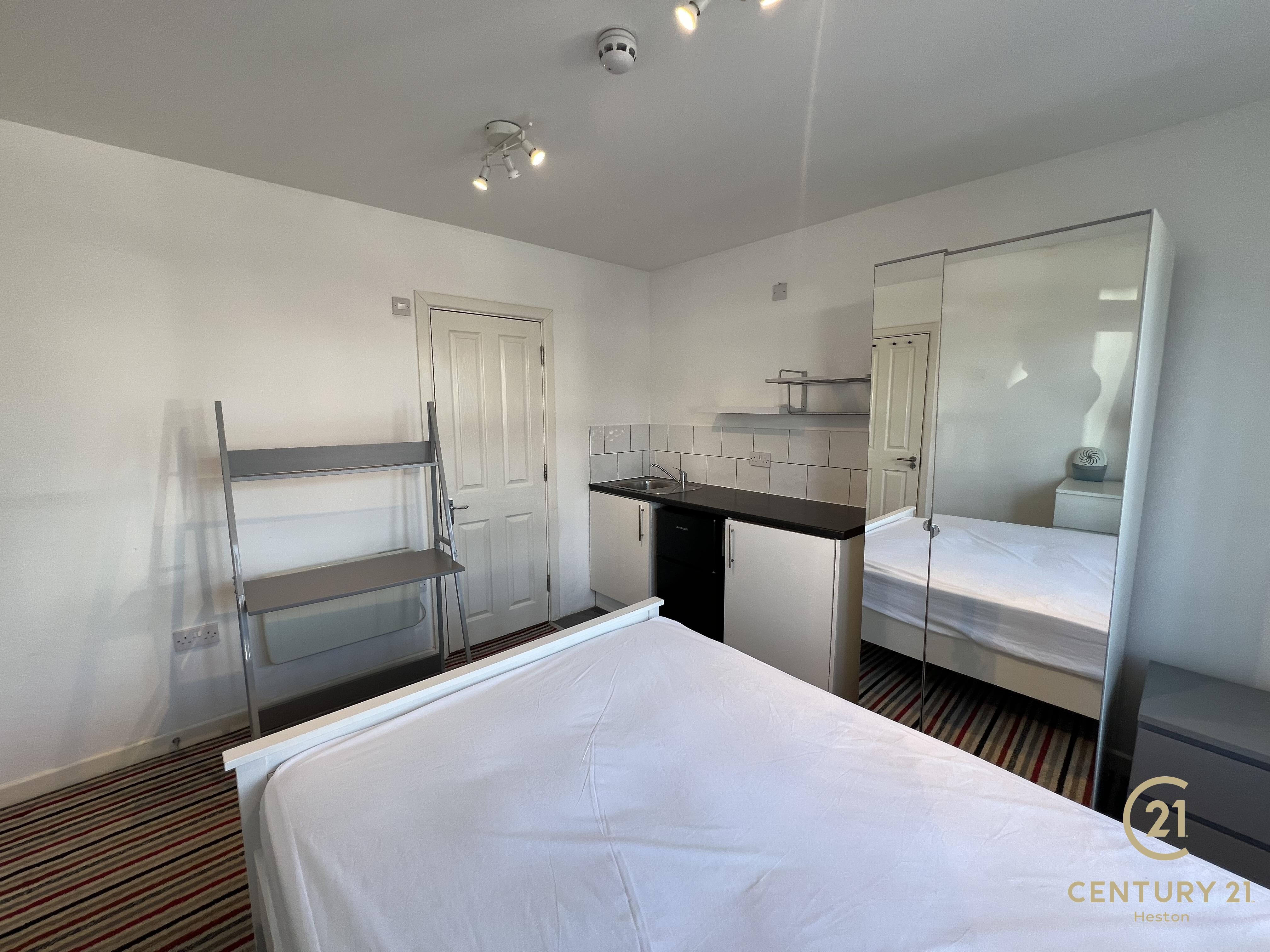 Room Wentworth Crescent in Greater London