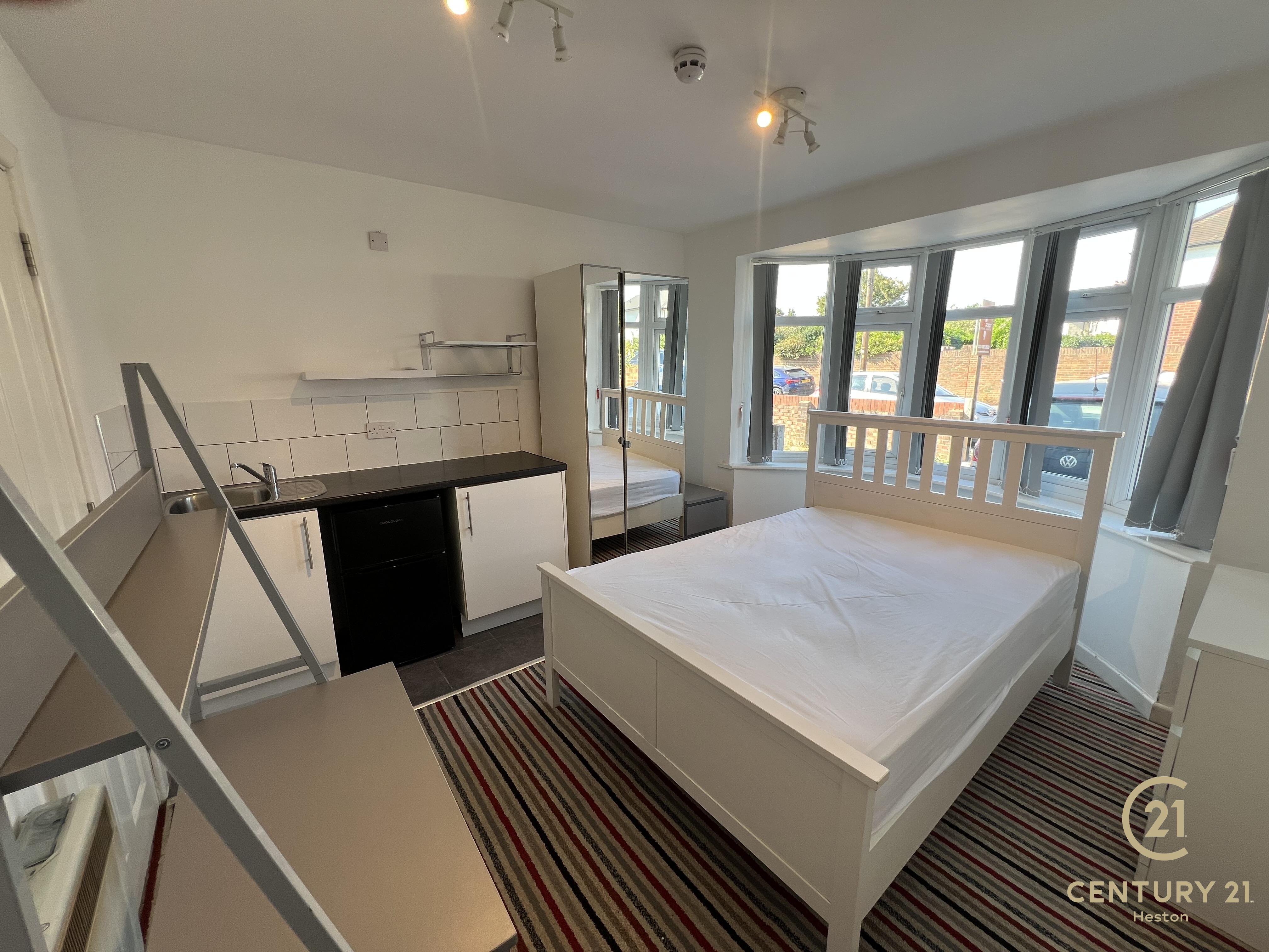 Room Wentworth Crescent in Greater London