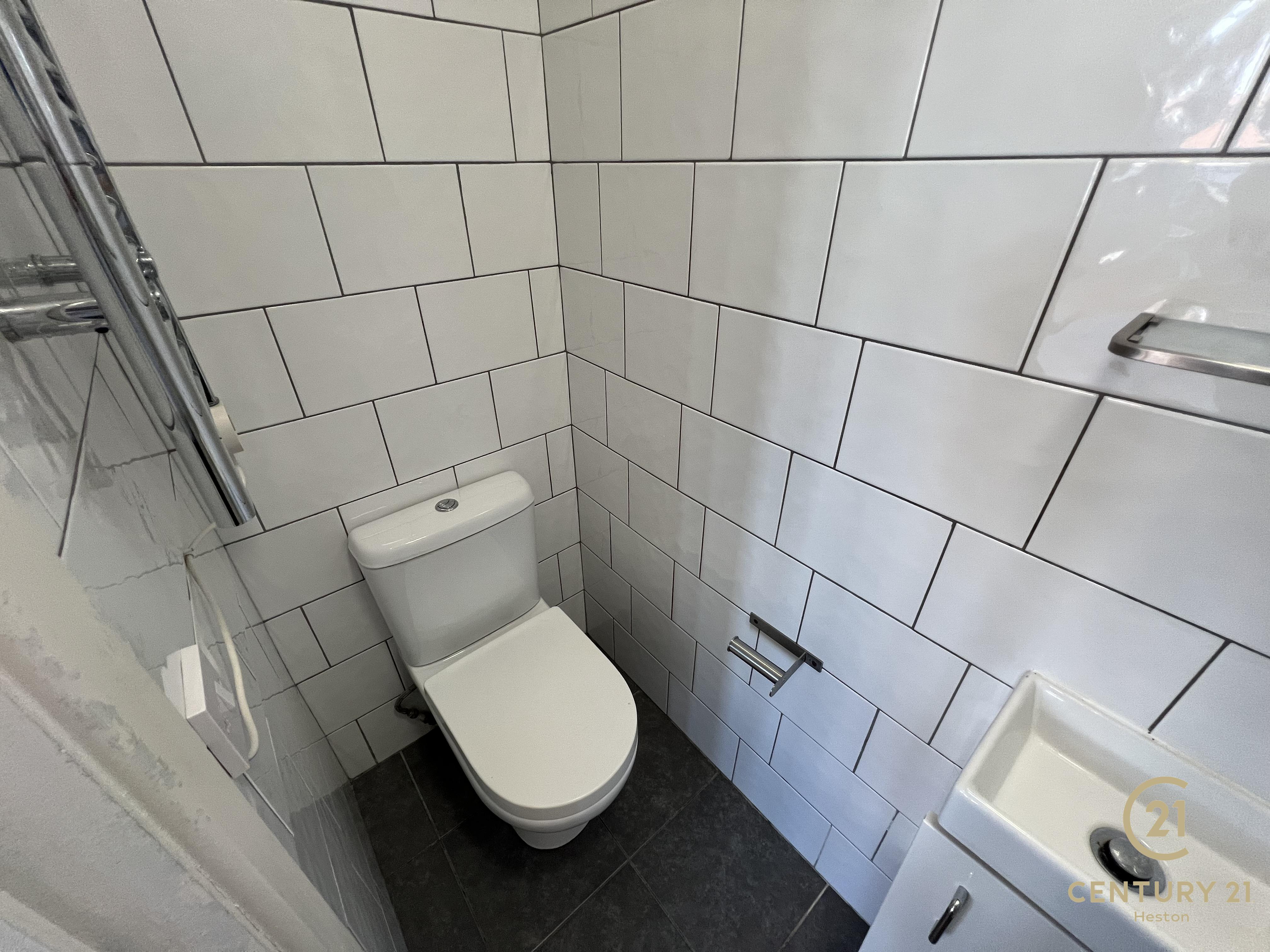 Room Wentworth Crescent in Greater London