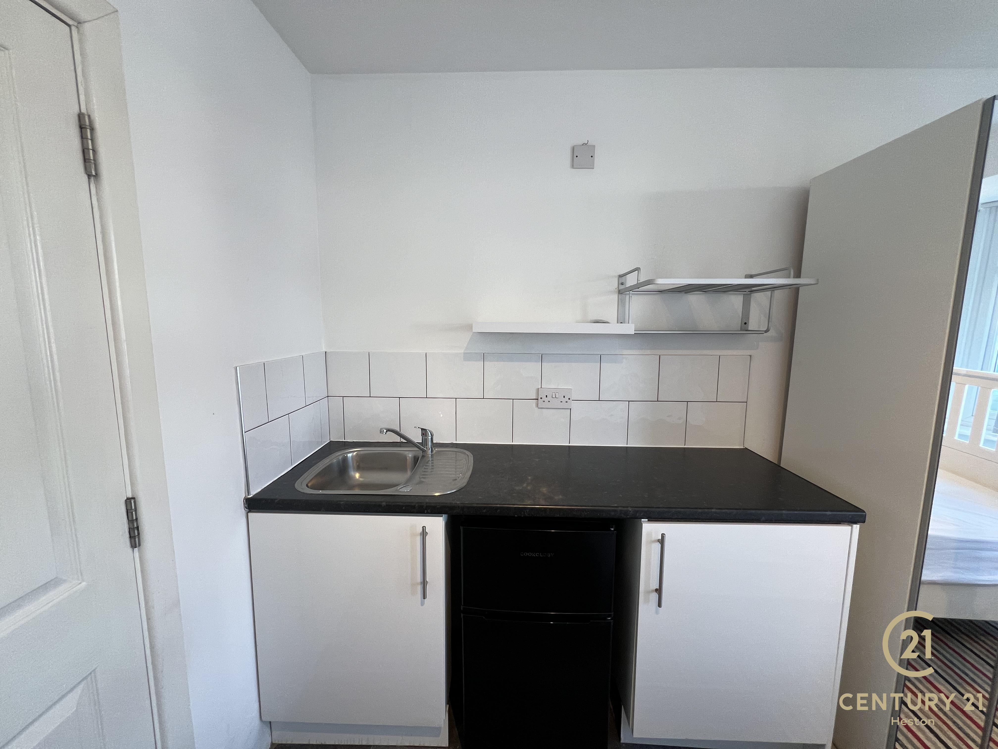 Room Wentworth Crescent in Greater London