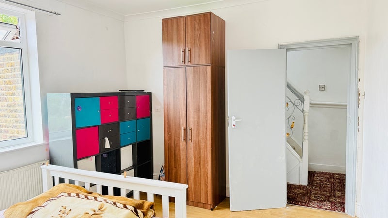 Room Pulleyns Avenue in Greater London