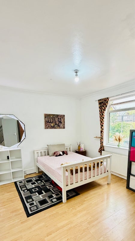 Room Pulleyns Avenue in Greater London