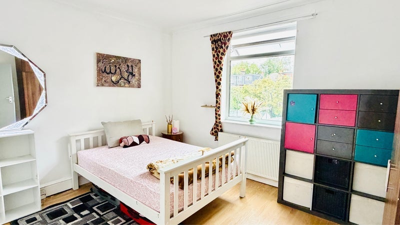 Room Pulleyns Avenue in Greater London