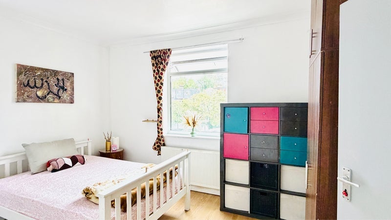 Room Pulleyns Avenue in Greater London