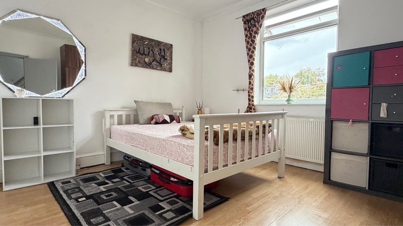 Room Pulleyns Avenue in Greater London