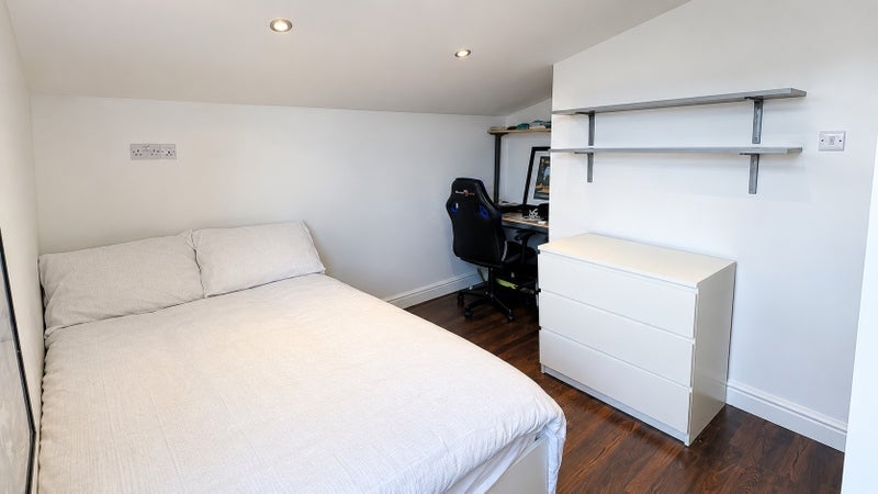 Room Edenhall Avenue in Manchester
