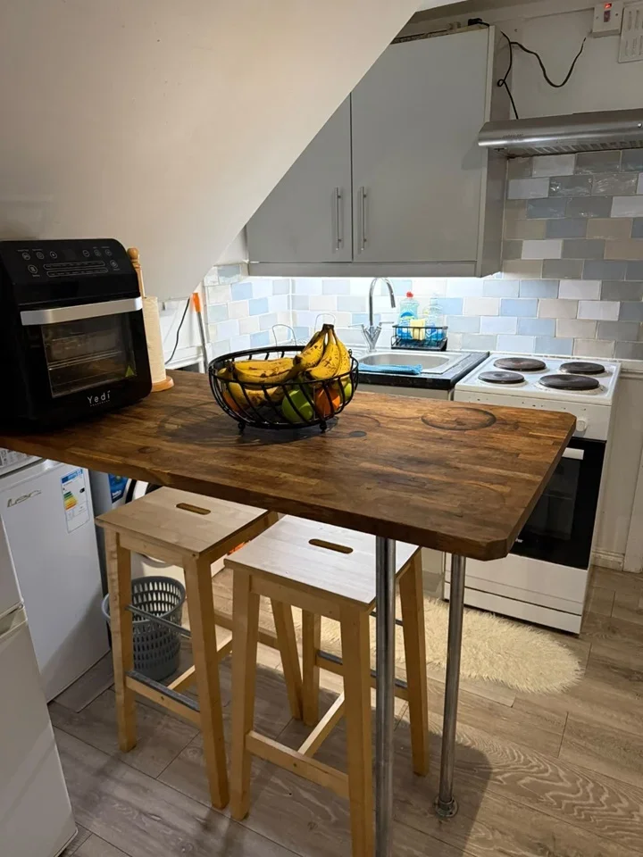 Flat Burnley Road in Greater London