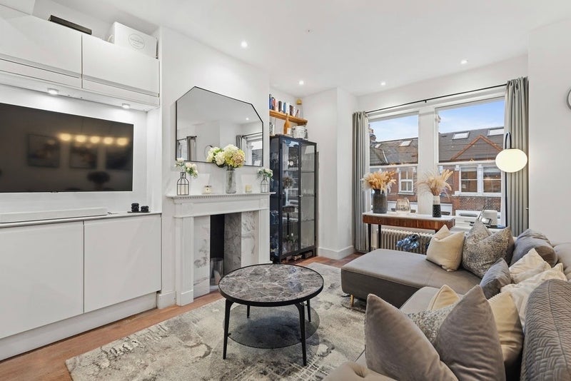 Room Sellincourt Road in Greater London