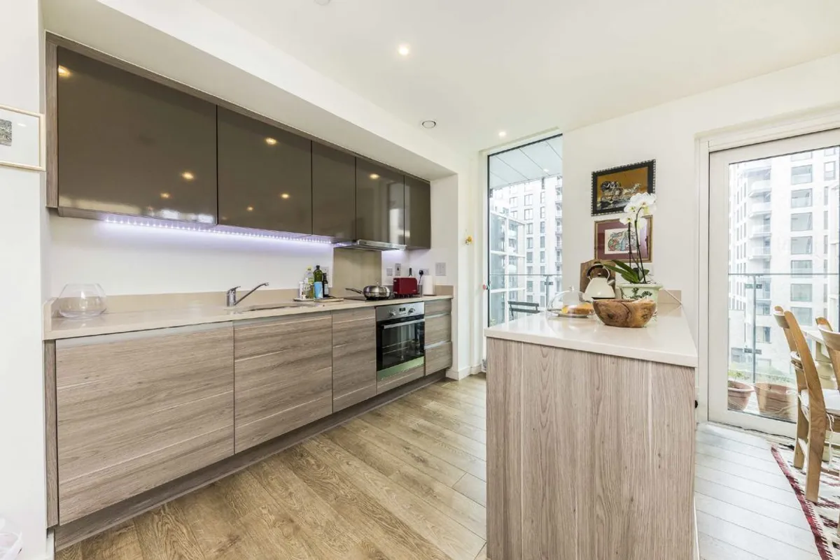 Flat Enterprise Way in Greater London