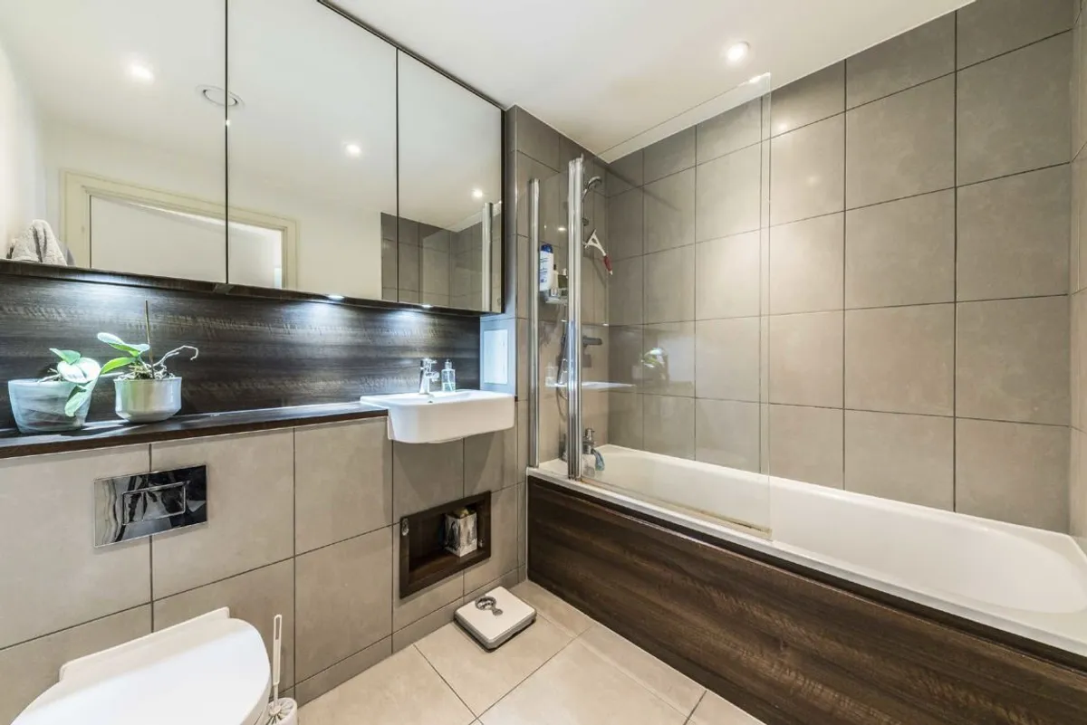Flat Enterprise Way in Greater London