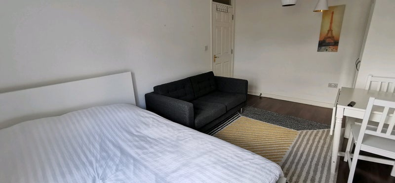 Room Westferry Road in Greater London