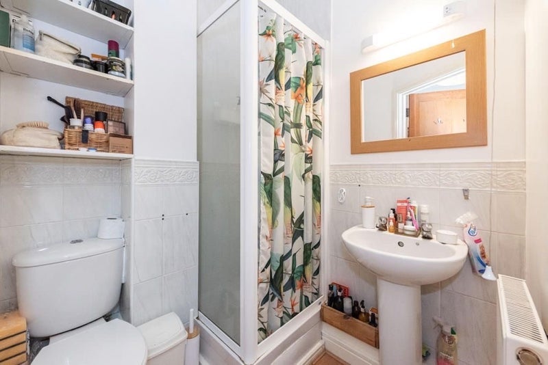 Flat Prince Edward Road in Greater London
