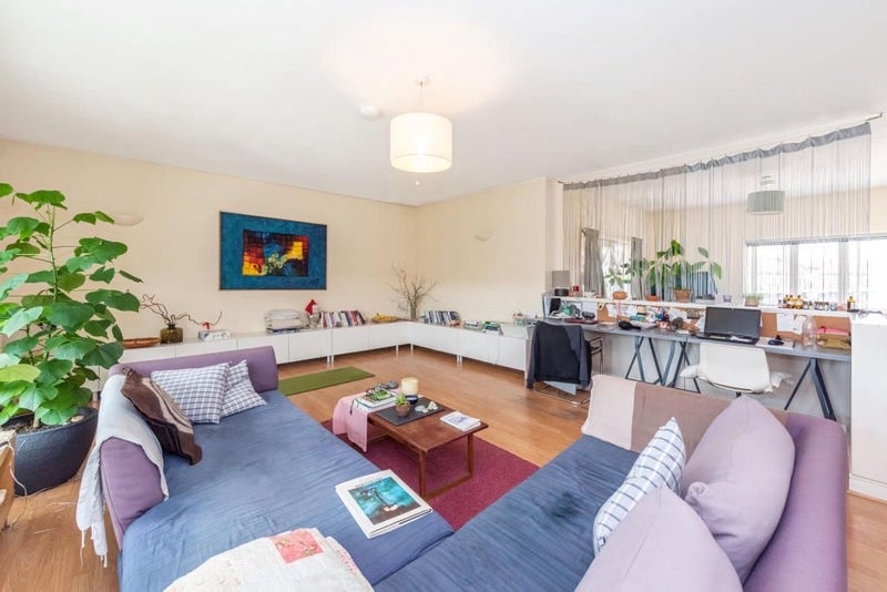 Flat Prince Edward Road in Greater London