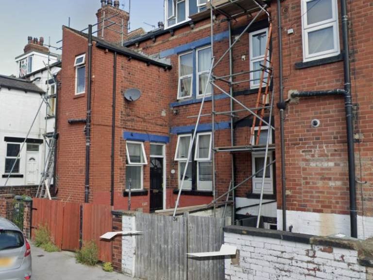 Flat Harlech Road in Leeds