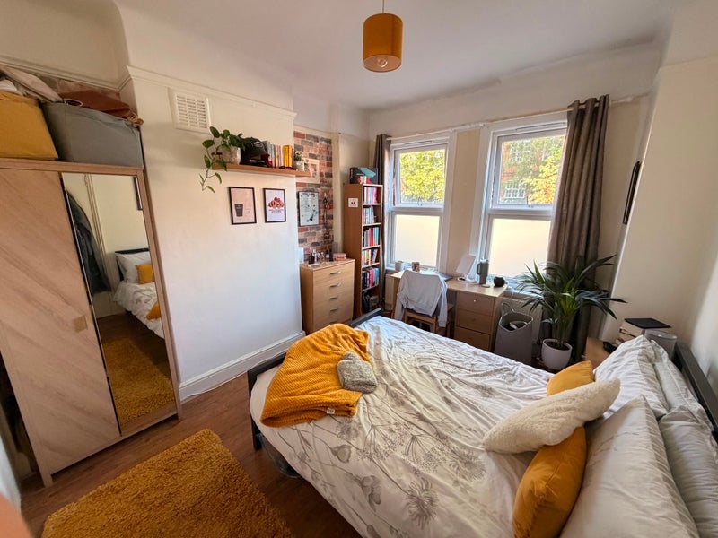 Room Lymington Avenue in Greater London