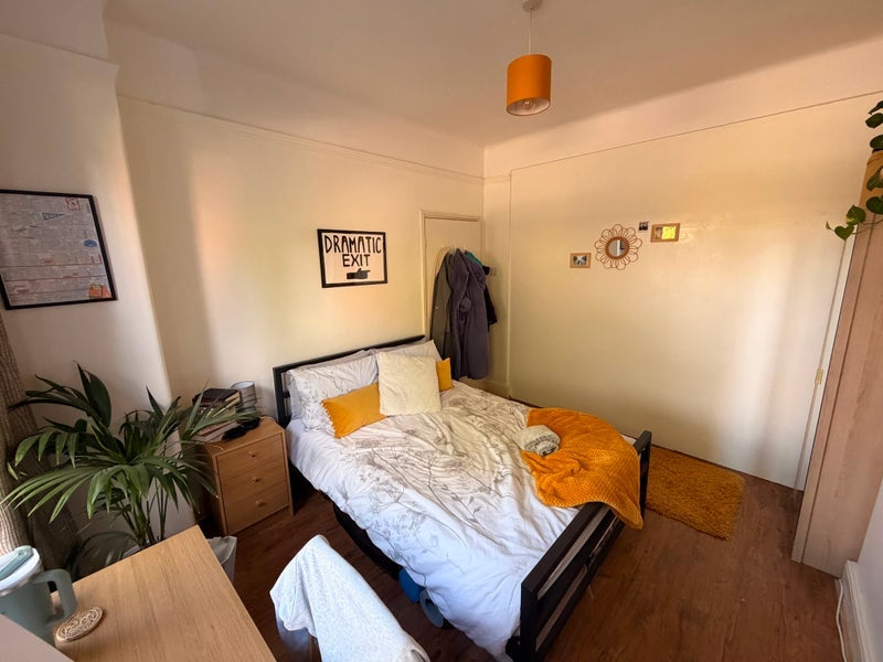 Room Lymington Avenue in Greater London