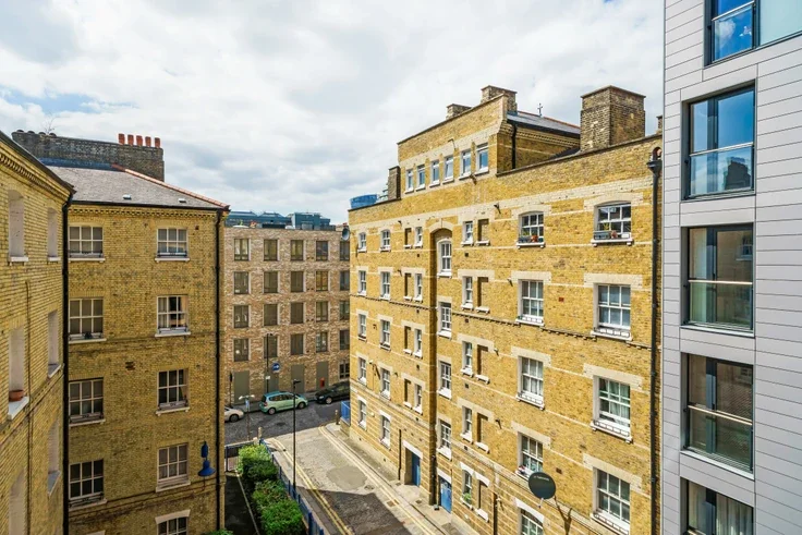 Flat Dock Street in Greater London
