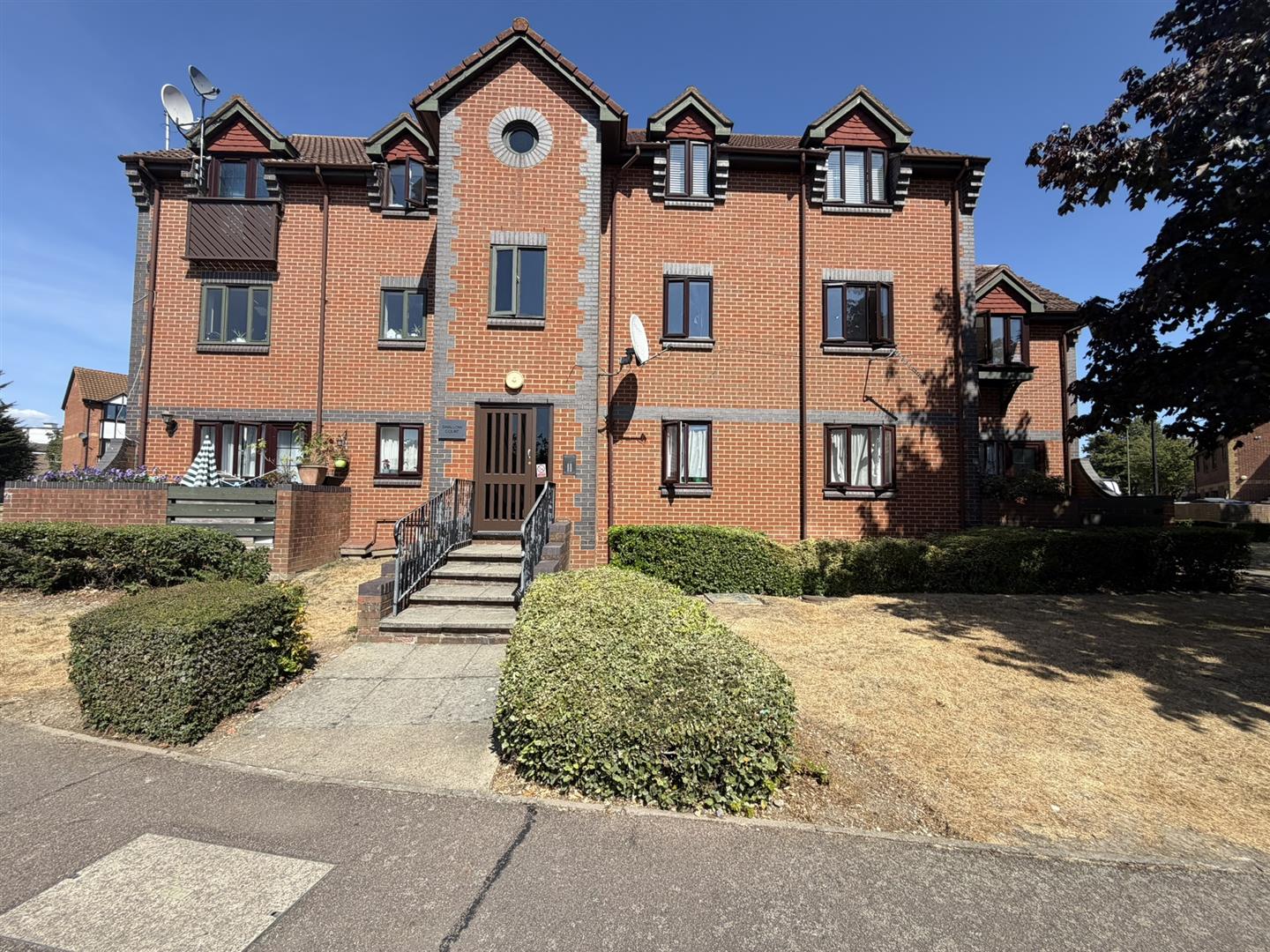 Flat Falcon Way in Greater London