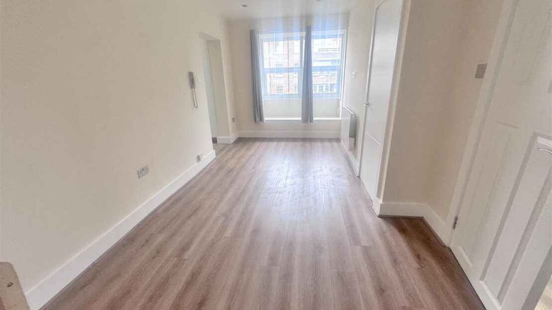 Flat Bramley Road in Greater London