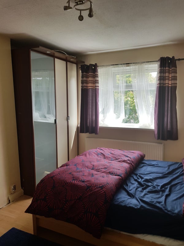 Room Carlton Avenue East in Greater London