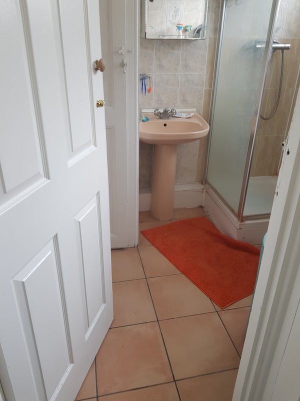 Room Carlton Avenue East in Greater London