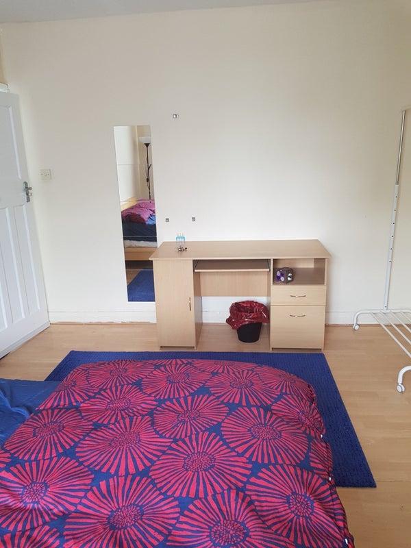 Room Carlton Avenue East in Greater London