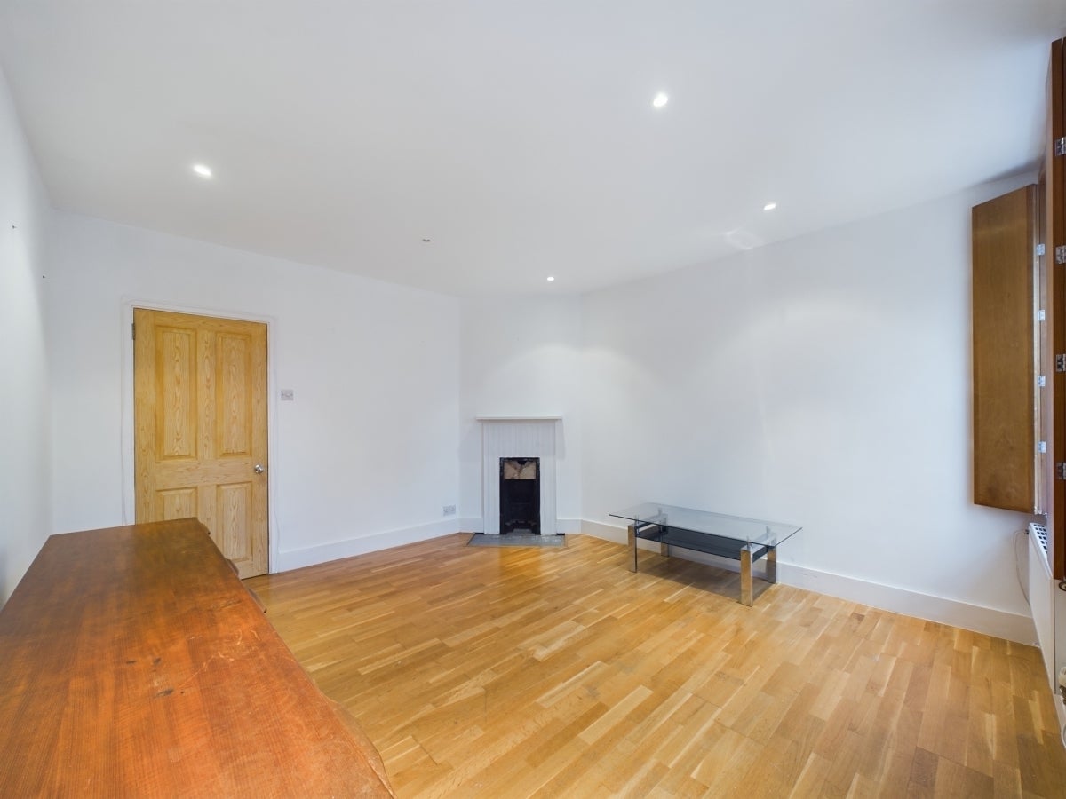 Flat Hortensia Road in Greater London