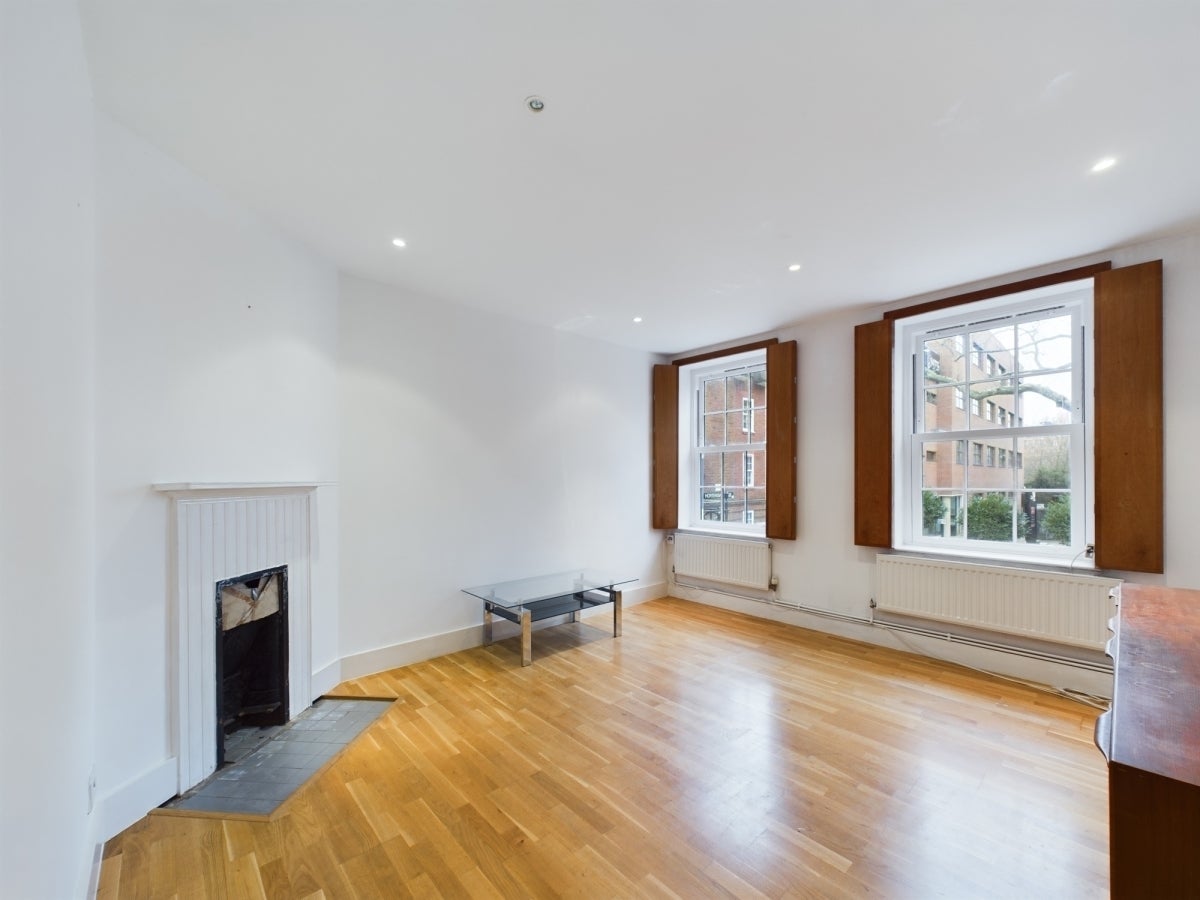Flat Hortensia Road in Greater London