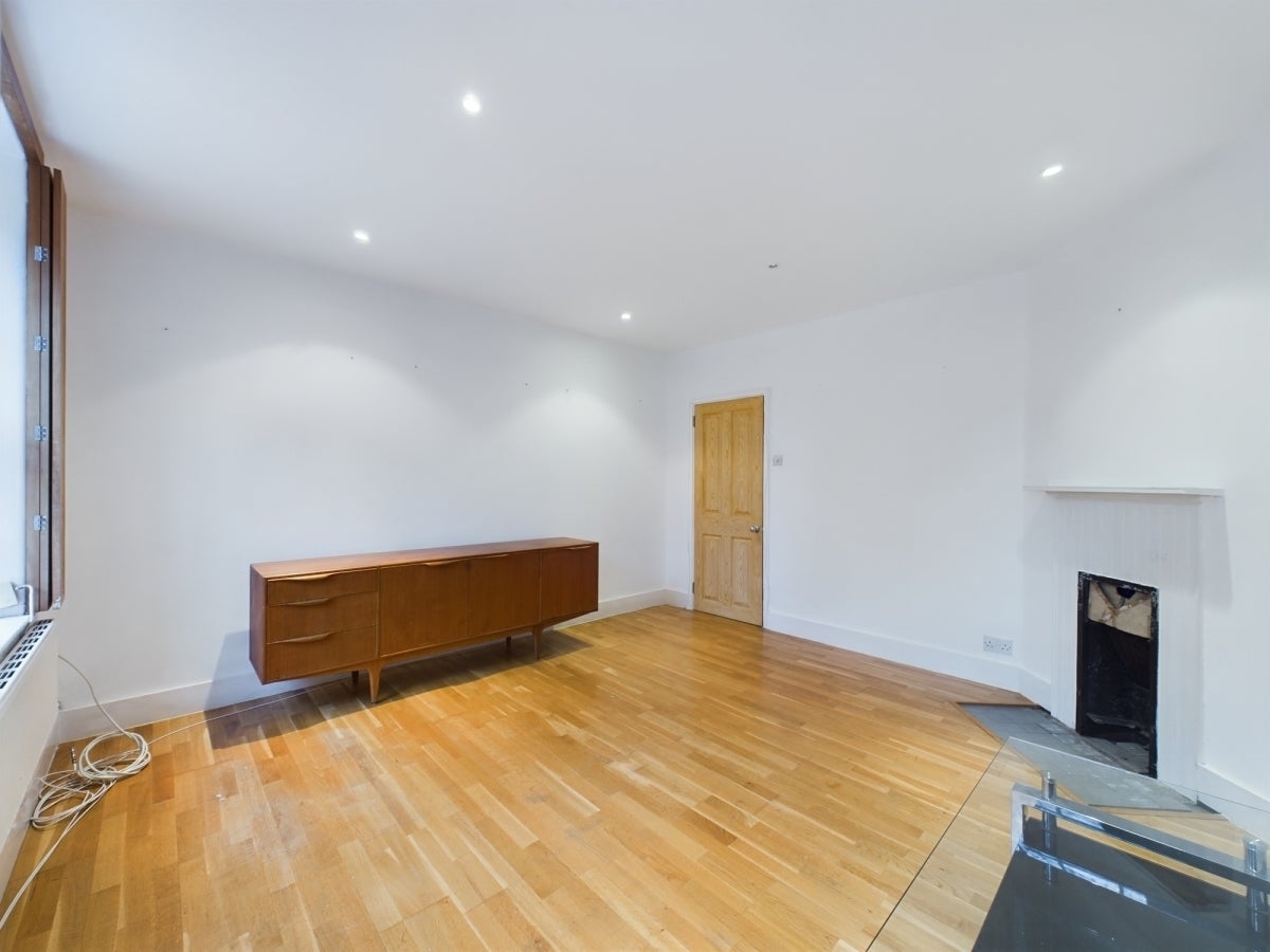 Flat Hortensia Road in Greater London