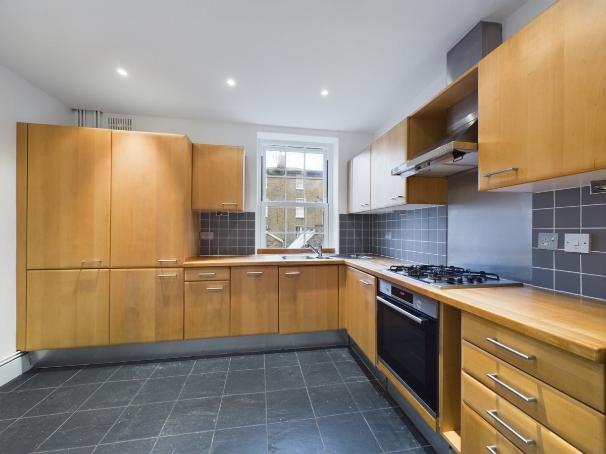 Flat Hortensia Road in Greater London