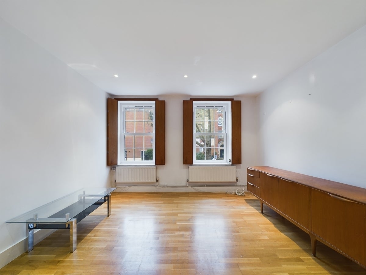 Flat Hortensia Road in Greater London