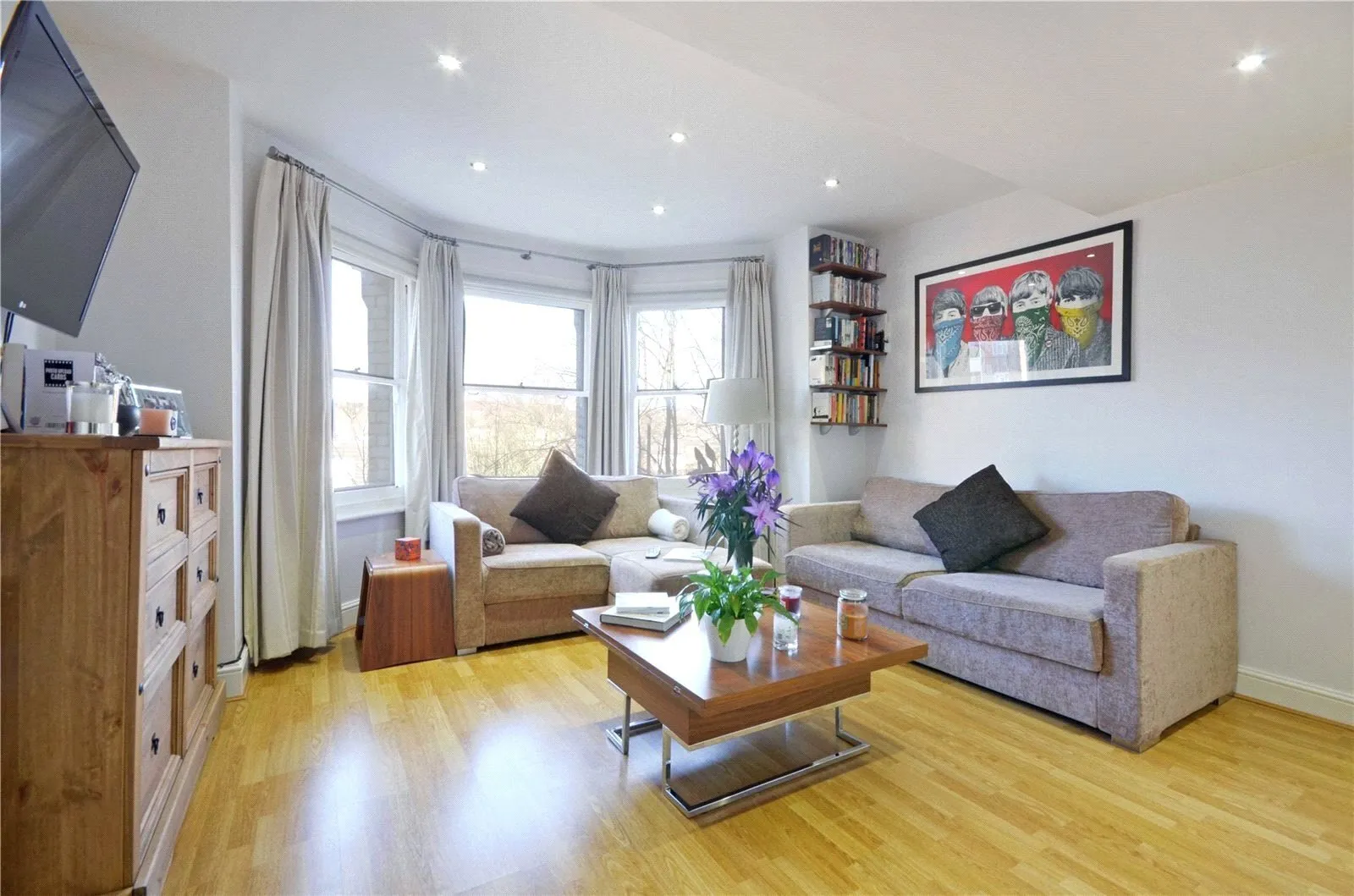 Flat Garlinge Road in Greater London