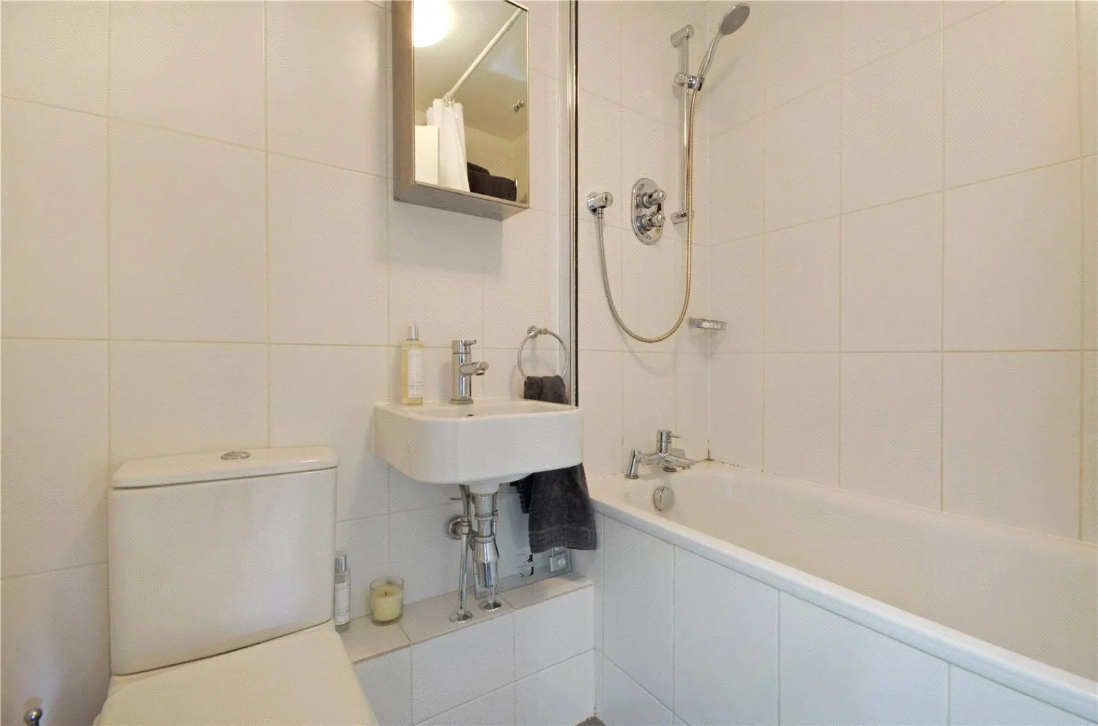 Flat Garlinge Road in Greater London
